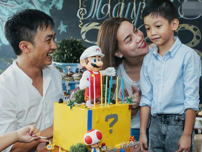 Không chỉ Hồng Nhung cư xử văn minh với chồng cũ, Hồ Ngọc Hà cũng là mỹ nhân khéo ứng xử với người cũ. Năm 2014, khi vướng tin đồn hôn nhân với Cường Đô la gặp trục trặc, Hà Hồ có câu nói sâu sắc: “Đến với nhau bằng tình yêu và ra đi bằng tình người”.