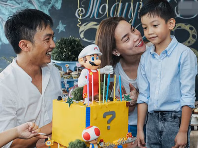 Không chỉ Hồng Nhung cư xử văn minh với chồng cũ, Hồ Ngọc Hà cũng là mỹ nhân khéo ứng xử với người cũ. Năm 2014, khi vướng tin đồn hôn nhân với Cường Đô la gặp trục trặc, Hà Hồ có câu nói sâu sắc: “Đến với nhau bằng tình yêu và ra đi bằng tình người”.