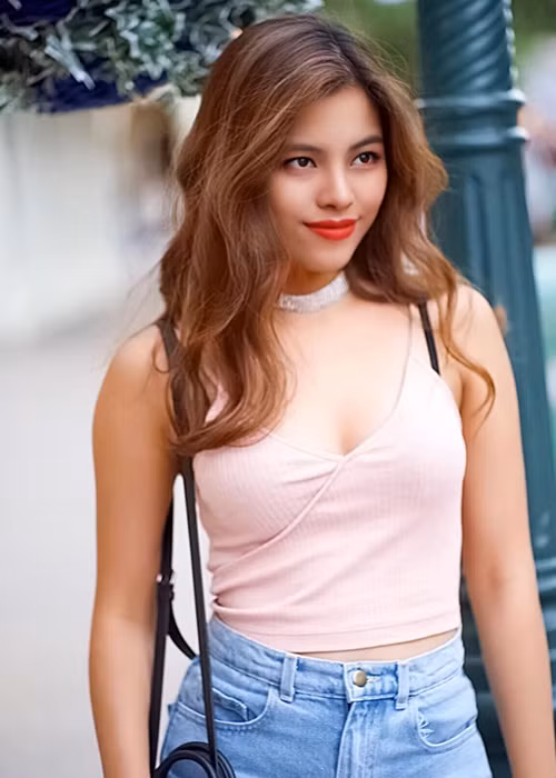 Không chỉ có nhan sắc xinh đẹp, 9x còn có thành tích học tập khủng.