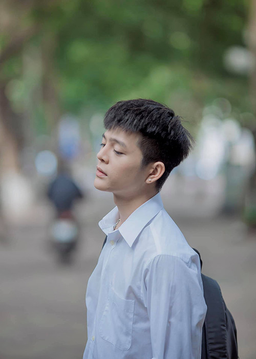 Trong cuộc phỏng vấn trên Zing năm 2017, Quang Anh trải lòng mối tình đầu của anh bắt đầu vào tháng 2/2015 và kết thúc sau đó 7 tháng.