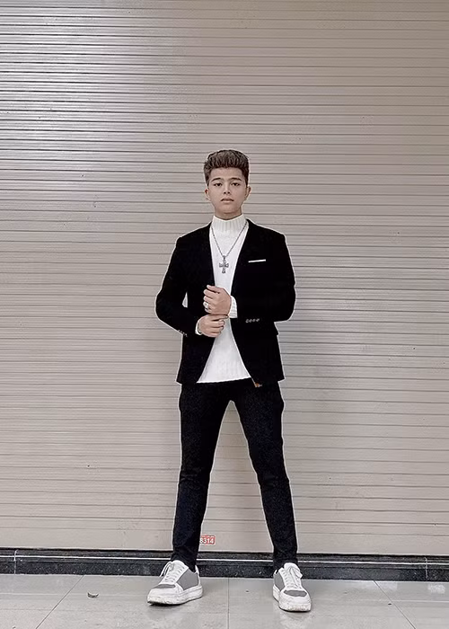 Khi Quang Anh công khai bạn gái ở tuổi 18, khán giả không quá bất ngờ bởi trước đó, anh không ngại thú nhận biết yêu năm 14 tuổi.