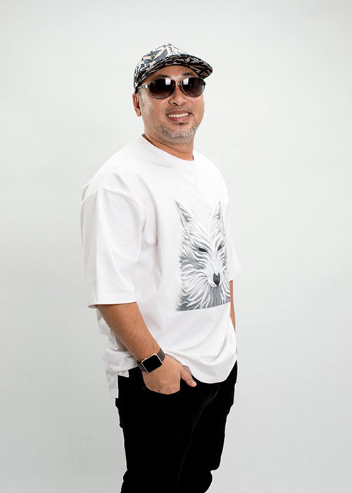 Thường xuyên làm phim remake nên đạo diễn Quang Dũng bị gán biệt danh "ông hoàng remake", "đạo diễn remake". Nam đạo diễn cho hay, anh sợ các biệt danh “to tát” như vậy.