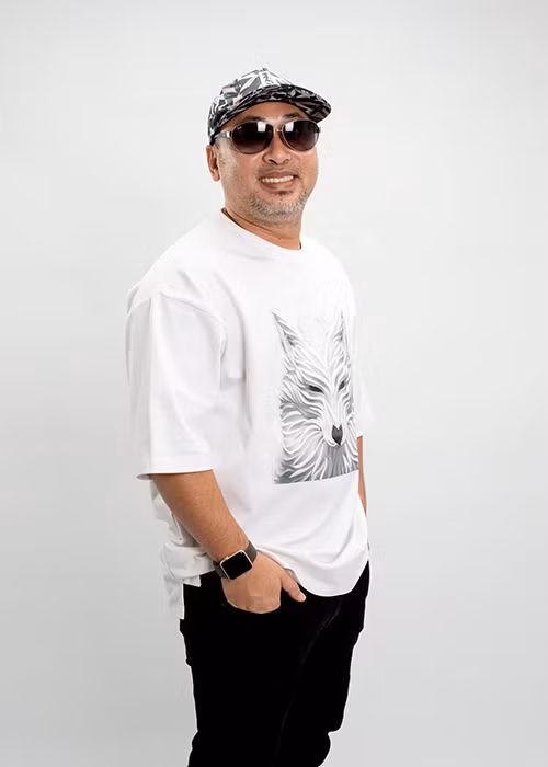 Thường xuyên làm phim remake nên đạo diễn Quang Dũng bị gán biệt danh "ông hoàng remake", "đạo diễn remake". Nam đạo diễn cho hay, anh sợ các biệt danh “to tát” như vậy.