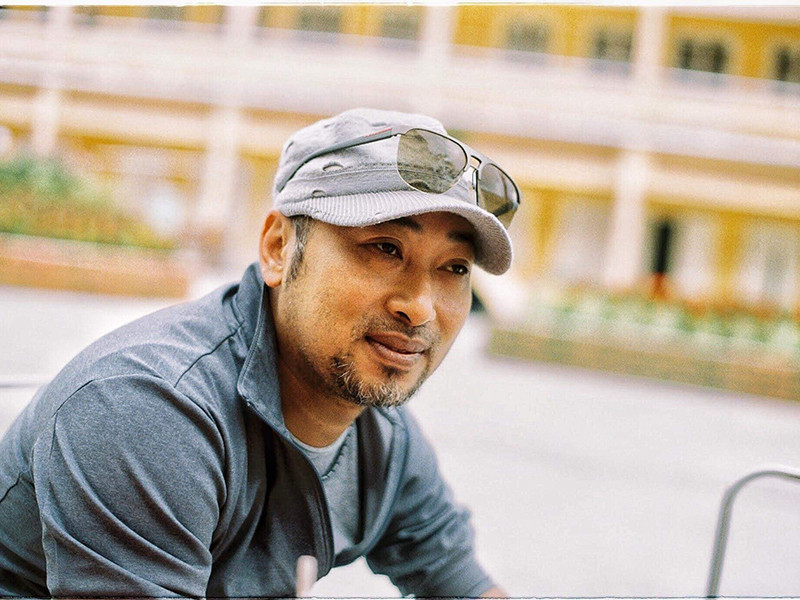 Theo Zing, từ nhỏ, đạo diễn Nguyễn Quang Dũng đã được tiếp xúc với các nghệ sĩ nổi tiếng. Ca khúc “Mẹ vắng nhà” là tác phẩm anh đồng sáng tác với cố nhạc sĩ Trịnh Công Sơn.