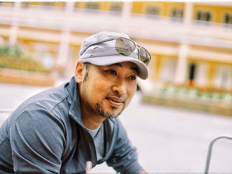 Theo Zing, từ nhỏ, đạo diễn Nguyễn Quang Dũng đã được tiếp xúc với các nghệ sĩ nổi tiếng. Ca khúc “Mẹ vắng nhà” là tác phẩm anh đồng sáng tác với cố nhạc sĩ Trịnh Công Sơn.