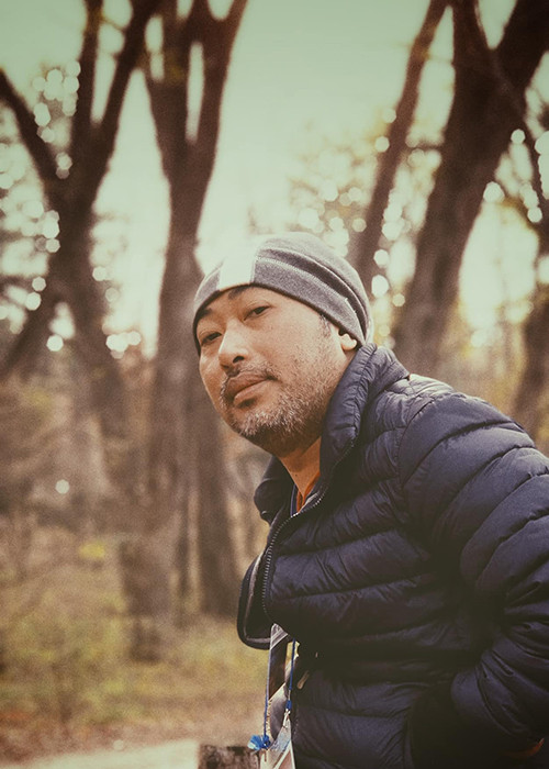 Năm 2002, anh nổi tiếng với phim truyền hình đầu tay “Con gà trống” chuyển thể từ truyện ngắn cùng tên của cha mình.