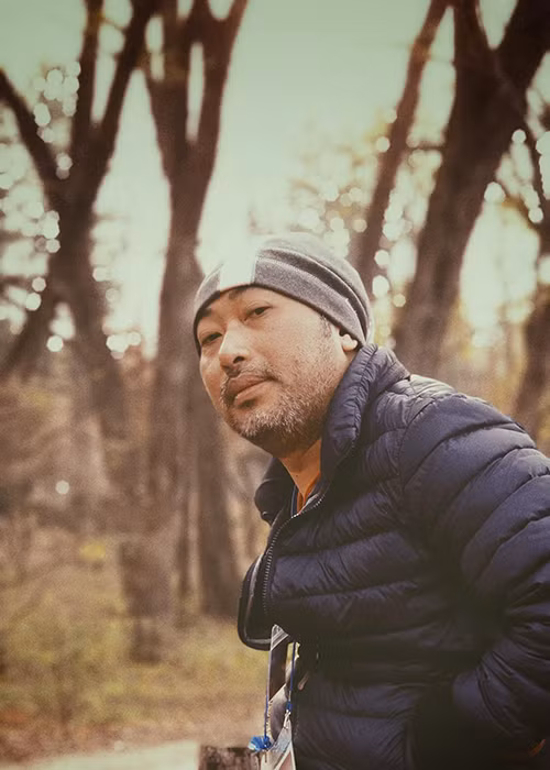 Năm 2002, anh nổi tiếng với phim truyền hình đầu tay “Con gà trống” chuyển thể từ truyện ngắn cùng tên của cha mình.