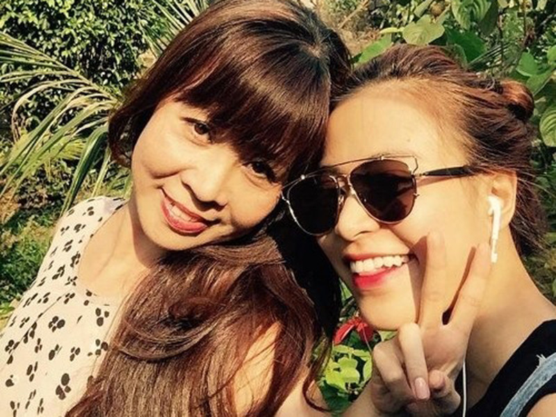 Hoàng Thùy Linh từng chia sẻ, mẹ của cô vất vả cả tuổi trẻ vì chồng con.