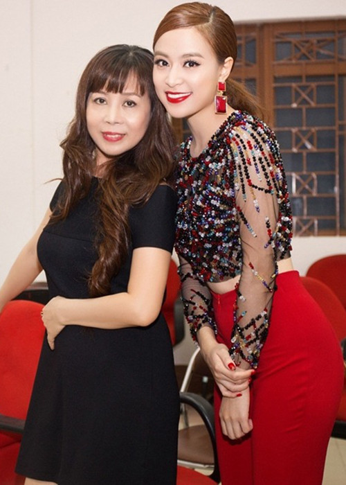 Khi Hoàng Thùy Linh gặp biến cố, bà Thu Huệ không rời nữ ca sĩ nửa bước để chăm sóc, động viên con gái. Ảnh: VTC