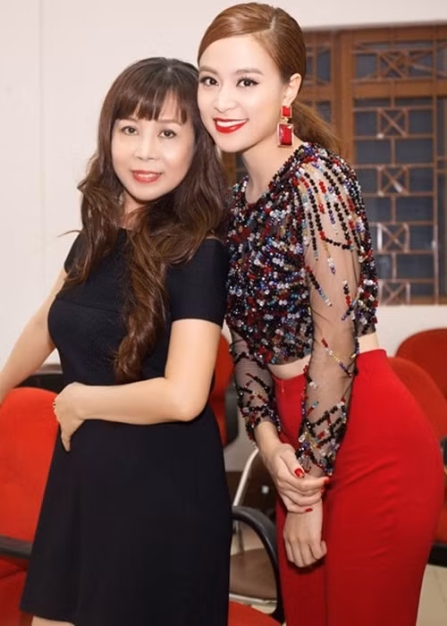 Khi Hoàng Thùy Linh gặp biến cố, bà Thu Huệ không rời nữ ca sĩ nửa bước để chăm sóc, động viên con gái. Ảnh: VTC