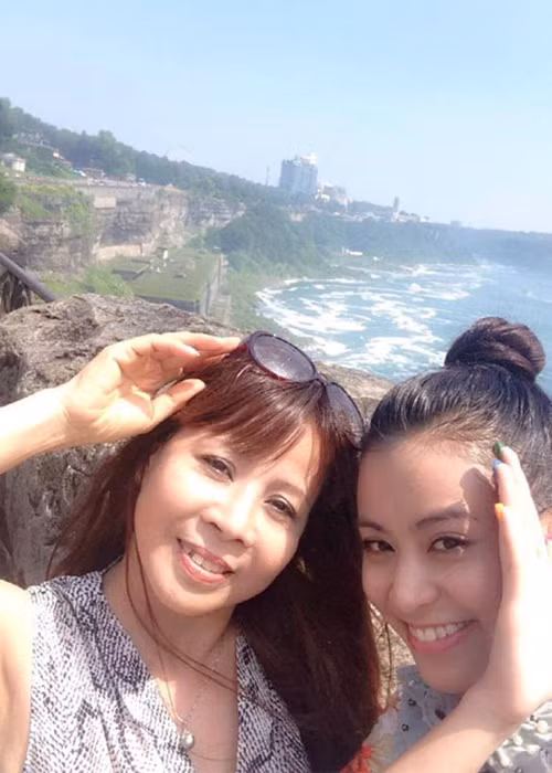 Mẹ của Hoàng Thùy Linh tên Lê Thu Huệ. Theo Gia đình &amp; xã hội, bà là biên đạo múa của Nhà hát ca múa nhạc Thăng Long.