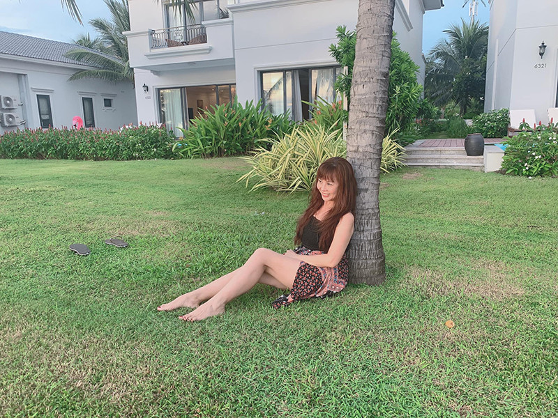 Ngoài 60 tuổi, mẹ của Hoàng Thùy Linh vẫn trẻ trung, có phong cách sành điệu không kém cạnh con gái.