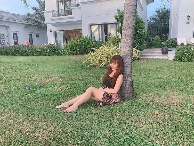 Ngoài 60 tuổi, mẹ của Hoàng Thùy Linh vẫn trẻ trung, có phong cách sành điệu không kém cạnh con gái.