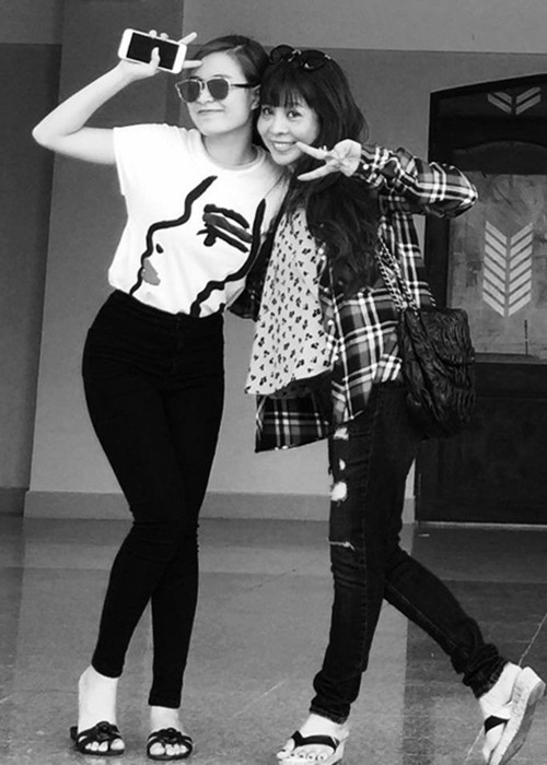 “Ngày xưa khó khăn lắm, làm gì có đồ diễn, mẹ phải ngồi khâu từng hạt kim sa làm đồ diễn cho tôi. Mẹ chẳng chi tiêu gì cho bản thân mà dành tất cả cho chồng, cho con", nữ ca sĩ cho hay.