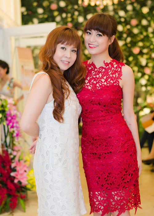 Khi Hoàng Thùy Linh trở lại showbiz, bà Thu Huệ hỗ trợ con gái trong công việc. Ảnh: Khám phá