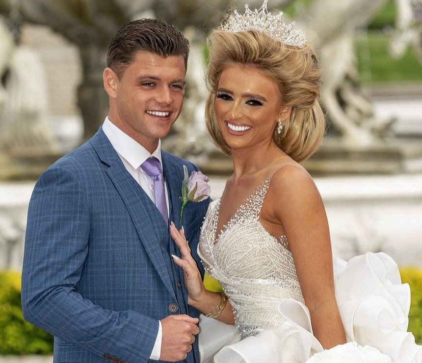 Tháng 9 vừa qua, Elizabeth kết hôn cùng chàng trai cô quen từ năm 14 tuổi tại một khu nghỉ dưỡng sang trọng. Do dịch bệnh, đám cưới được hạn chế khách mời song vẫn diễn ra xa hoa với các dịch vụ đắt đỏ. Chồng luôn ủng hộ phong cách ăn mặc của cô và hỗ trợ vợ thỏa mãn sở thích.