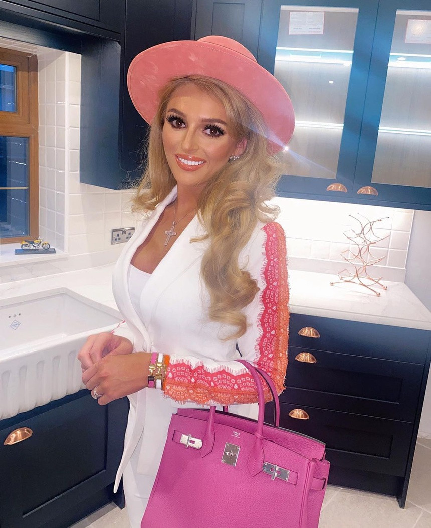 Cộng thêm gương mặt xinh đẹp, thân hình cân đối, cô gái 20 tuổi được nhiều người gọi là " búp bê Barbie đời thực". "Tôi không thấy mình giống búp bê nhưng rất vui khi nhận được nhiều lời khen như vậy từ mọi người. Đó cũng là động lực để tôi mặc đẹp và chỉn chu hơn mỗi lần xuất hiện".