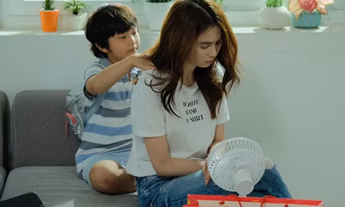 Moi Ngoc Trinh dong “Chi me hoc yeu”, NSX co mao hiem?