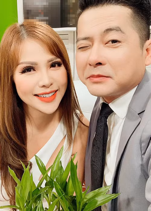 Theo Nhịp sống Việt, Thắm Bebe là một diễn viên cùng thời với những tên tuổi quen thuộc như Hứa Vĩ Văn, Phi Thanh Vân cách đây khoảng 17-18 năm.