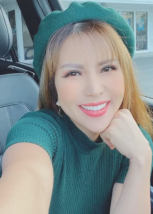 Thắm Bebe có gu thời trang trẻ trung, gợi cảm.