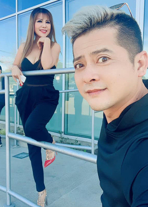 Hoàng Anh chia sẻ về sự thân thiết giữa anh và Thắm Bebe: "Chúng tôi đang cùng nhau thực hiện chuyên mục "Chuyện tình yêu" cho kênh Youtube riêng. Chúng tôi đang PR hình ảnh cho chương trình này. Nếu tôi làm gì có lỗi với vợ tôi, thì tôi phải che mắt luôn cả thiên hạ chứ? Chúng tôi vẫn up hình thường xuyên để quảng cáo kênh. Không những chỉ có hai người, mà còn có những diễn viên khác tham gia cùng".