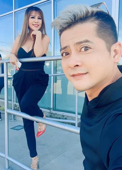 Hoàng Anh chia sẻ về sự thân thiết giữa anh và Thắm Bebe: "Chúng tôi đang cùng nhau thực hiện chuyên mục "Chuyện tình yêu" cho kênh Youtube riêng. Chúng tôi đang PR hình ảnh cho chương trình này. Nếu tôi làm gì có lỗi với vợ tôi, thì tôi phải che mắt luôn cả thiên hạ chứ? Chúng tôi vẫn up hình thường xuyên để quảng cáo kênh. Không những chỉ có hai người, mà còn có những diễn viên khác tham gia cùng".