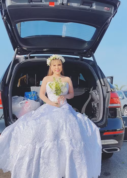 Nữ diễn viên hóa cô dâu xinh đẹp khi quay chương trình.