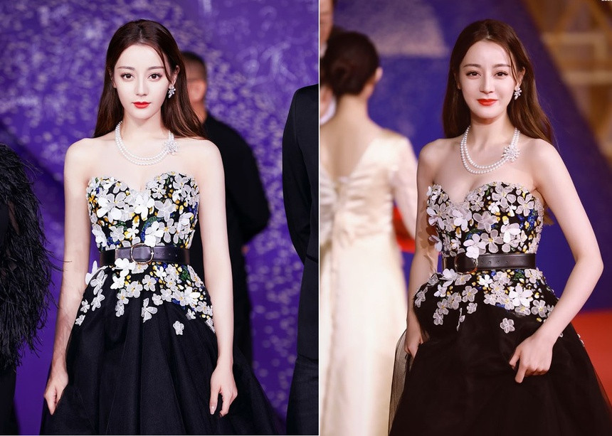 Tham dự lễ bế mạc Liên hoa phim Kim Kê lần thứ 28 tại Hạ Môn, Phúc Kiến, Địch Lệ Nhiệt Ba gặp phải sự cố đáng tiếc khi đánh rơi một chiếc hoa tai. Cư dân mạng đã tinh mắt phát hiện một bên hoa tai của nữ diễn viên đã bị mất khi tạo dáng trên thảm đỏ. Trong những hình ảnh hậu trường do studio công bố trước đó người đẹp Tân Cương vẫn mang đủ 2 chiếc bông tai.