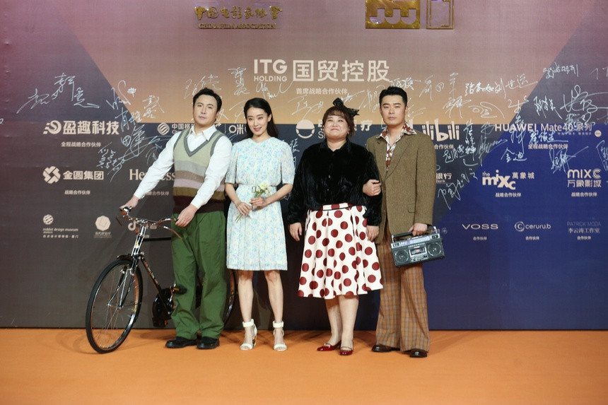 Sau đó, anh lại cùng dàn cast Xin chào, Lý Hoán Anh gồm Giả Linh, Trần Hách và Trần Tiểu Văn xuất hiện trên thảm đỏ trong trang phục và chiếc xe đạp hoài cổ của những năm 1980. Lúc này, truyền thông và dư luận mới hiểu Thẩm Đằng phải tuyên truyền cùng lúc cho hai tác phẩm khác nhau tại Kim Kê. Sự sắp xếp liền kề của ban tổ chức đã gây ra màn chạy show "dở khóc dở cười" cho nam diễn viên.