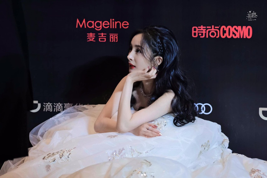 Thậm chí, Dương Mịch còn ngồi luôn bên góc thảm đỏ để trò chuyện với đồng nghiệp. "Váy to quá, tôi không thể di chuyển được", nữ diễn viên nói với vẻ mặt và giọng điệu bất lực. Phải mất vài phút với 2-3 nhân viên hỗ trợ, cô mới đi xuống được cầu thang. Sau đó, nàng tiểu hoa đán cũng nhanh chóng thay trang phục khác, gọn nhẹ và dễ di chuyển hơn.