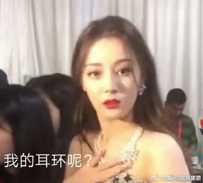 Biểu cảm hoang mang của người đẹp Tân Cương khi hay biết bản thân đánh rơi trang sức tiền tỷ. Theo 163, bộ trang sức nữ diễn viên đeo thuộc về một thương hiệu nổi tiếng có giá ước chừng 60.000 USD, riêng hoa tai có giá hơn 28.000 USD.