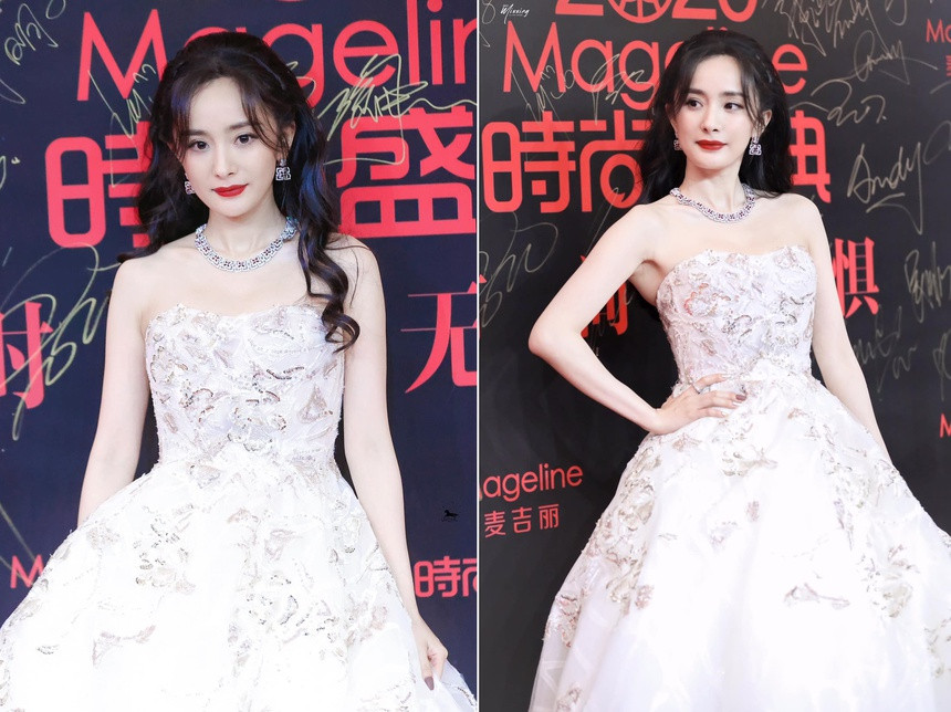 Dương Mịch kiêu sa trong bộ váy công chúa màu trắng cầu kỳ, lộng lẫy. Tuy nhiên, người đẹp lại gặp khó khăn trong việc di chuyển vì thiết kế quá cồng kềnh, đuôi váy dài đến 3 m. Trong video được chia sẻ trên mạng, người đẹp Phù Dao hoàng hậu không khỏi bối rối khi phải bước xuống cầu thang tiến vào hội trường sau màn tạo dáng.