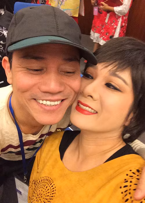 Đầu tháng 11 vừa qua, Chế Phong đăng ảnh hạnh phúc bên Thanh Thanh Hiền. Ngoài ra, anh vẫn để ảnh bên vợ và các con riêng của Thanh Thanh Hiền làm ảnh đại diện.