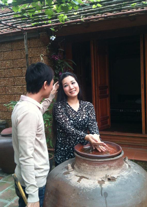 Trong thời gian tìm hiểu, cả hai rất kín tiếng. Năm 2014, Thanh Thanh Hiền chỉ chia sẻ ngắn gọn: "Anh cũng làm nghệ thuật và rất nghèo. Nghèo nhất trong những nghệ sĩ nghèo". Ảnh: Zing