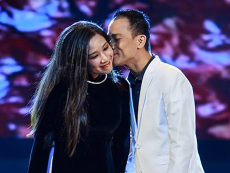 Theo lời Thanh Thanh Hiền cho biết, từ hồi yêu nhau, cả hai đều thay đổi rõ ràng. Chế Phong biết cách nhẫn nhịn, chịu đựng, mềm mỏng hơn. Còn Thanh Thanh Hiền trở nên trau chuốt, tỉ mỉ hơn trong công việc, chăm vào bếp nấu nướng. Ảnh: Gia đình &amp; Xã hội