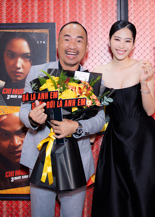 Nam Em vui vẻ chụp hình cùng ông xã của Thu Trang.