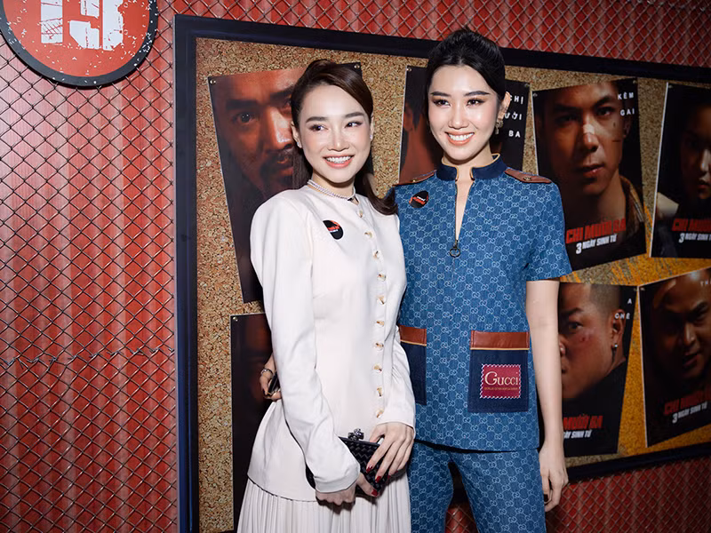 Tham gia sự kiện, Nhã Phương diện trang phục khá kín đáo.