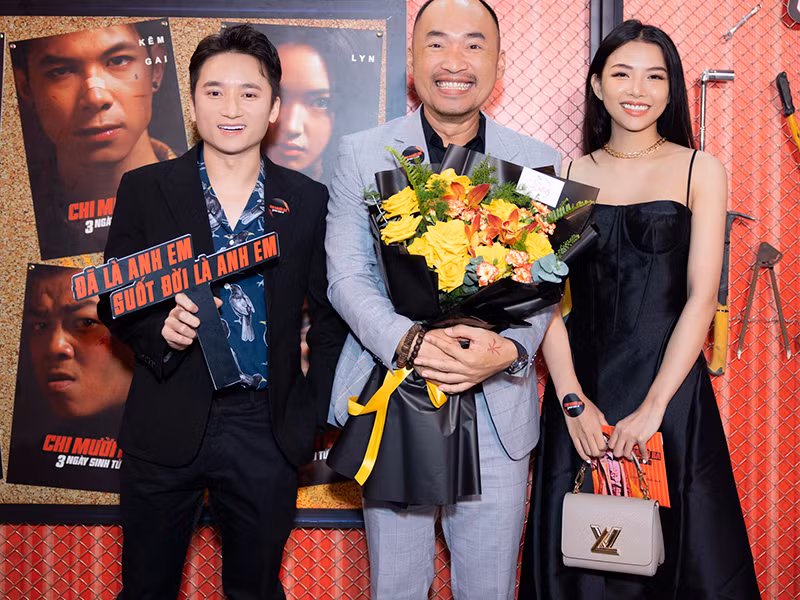 Phan Mạnh Quỳnh sánh đôi cùng bạn gái tại sự kiện.