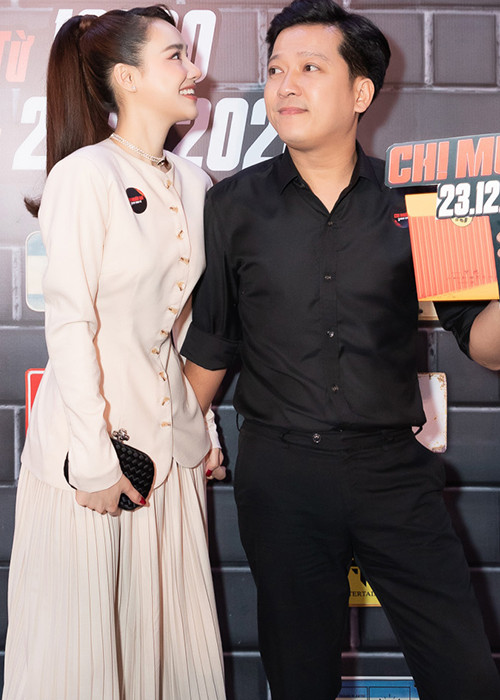 Trường Giang nắm tay không rời Nhã Phương.