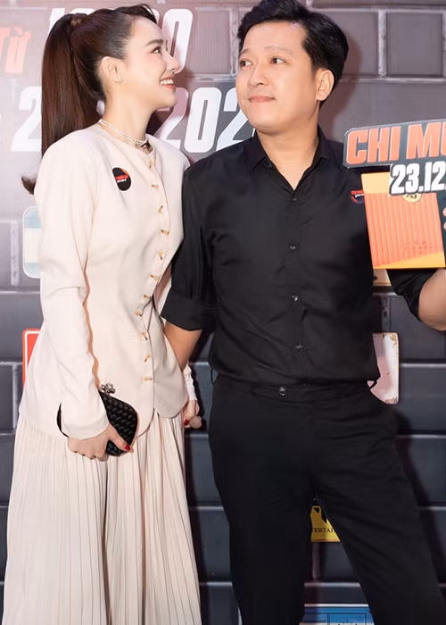 Trường Giang nắm tay không rời Nhã Phương.