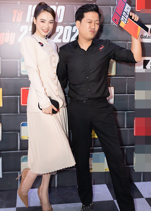 Đôi vợ chồng nghệ sĩ nổi tiếng sánh đôi tình tứ tại sự kiện.