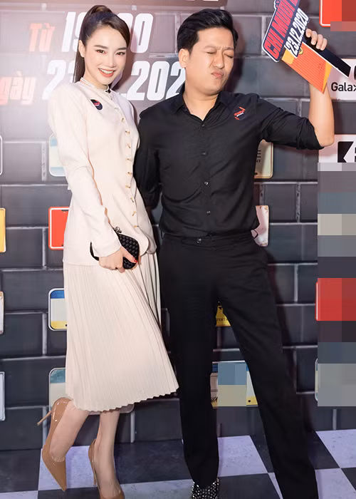 Đôi vợ chồng nghệ sĩ nổi tiếng sánh đôi tình tứ tại sự kiện.