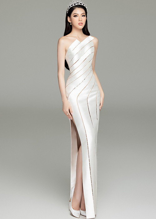 Với kinh nghiệm nhiều lần sải bước trên các sàn catwalk lớn, cô có kỹ năng trình diễn đầy chuyên nghiệp.