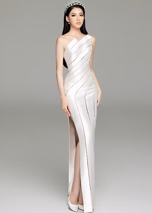 Với kinh nghiệm nhiều lần sải bước trên các sàn catwalk lớn, cô có kỹ năng trình diễn đầy chuyên nghiệp.