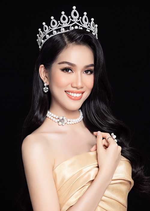 Á hậu Phương Anh được xem là một trong những nàng hậu đại diện cho vẻ đẹp tri thức và hiện đại với bảng thành tích học tập “khủng” như IELTS 8.0, DALF C1 tiếng Pháp.