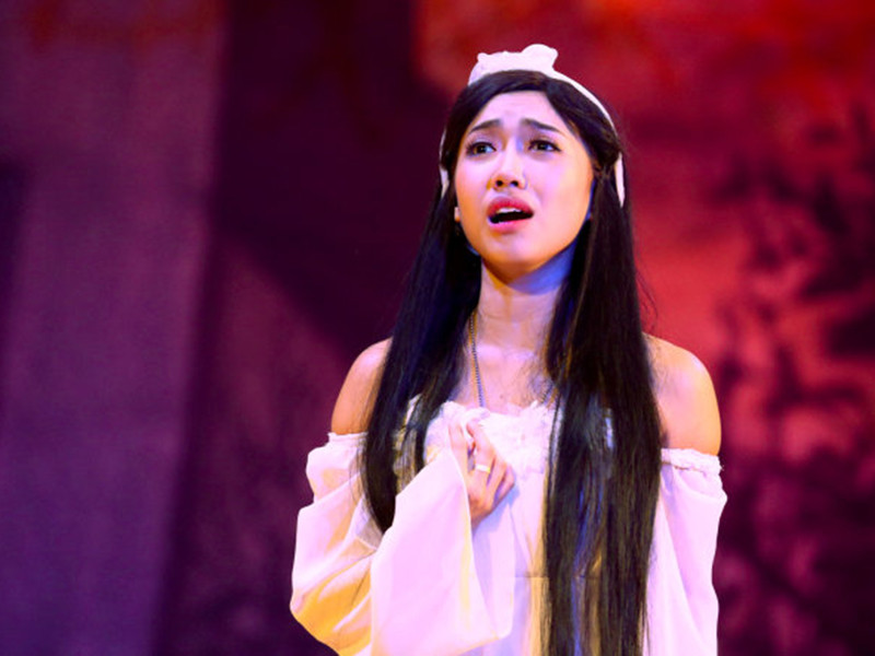 Diệu Nhi sinh năm 1991 tại Phan Thiết. Theo Thế giới trẻ, cô bắt đầu hoạt động nghệ thuật với vai trò diễn viên của một sân khấu kịch ở TP.HCM. Diệu Nhi từng tham gia các vở kịch: “Chuyện tình Bangkok”, “Mỹ nam đại chiến”...Ảnh: Sân khấu Thế giới trẻ