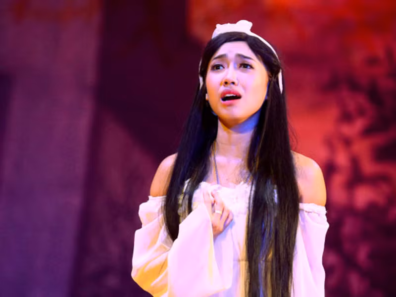 Diệu Nhi sinh năm 1991 tại Phan Thiết. Theo Thế giới trẻ, cô bắt đầu hoạt động nghệ thuật với vai trò diễn viên của một sân khấu kịch ở TP.HCM. Diệu Nhi từng tham gia các vở kịch: “Chuyện tình Bangkok”, “Mỹ nam đại chiến”...Ảnh: Sân khấu Thế giới trẻ