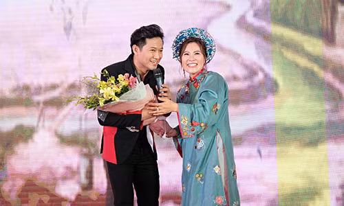 Lo thiep cuoi cua dien vien Quy Binh va ban gai doanh nhan