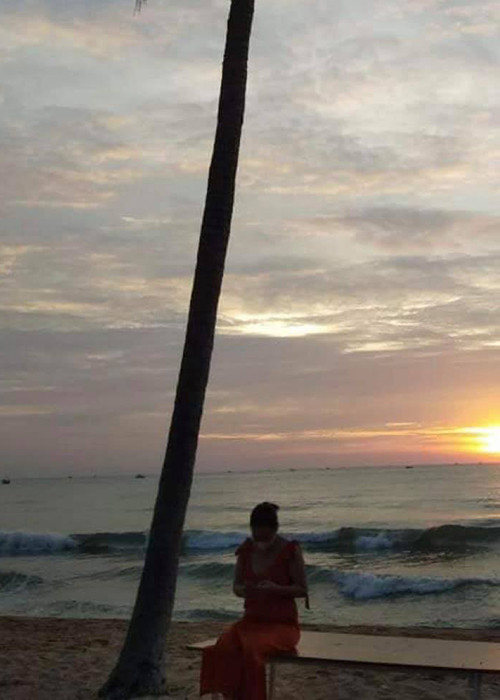 Ba xa Quy Binh mot minh chuan bi tiec bao hy o Phu Quoc