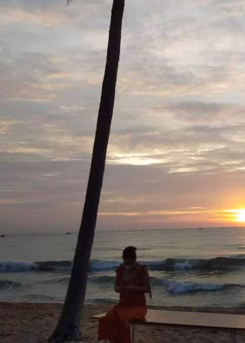 Ba xa Quy Binh mot minh chuan bi tiec bao hy o Phu Quoc